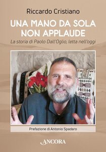 Una mano da sola non applaude. La storia di Paolo Dall’Oglio, letta nell’oggii - Cristiano Riccardo | Libro | Itacalibri